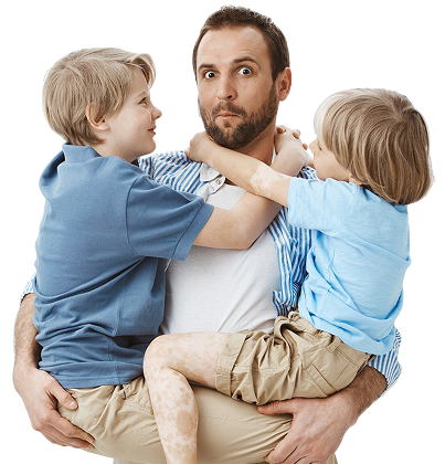 Žena držící své dítě a usmívající se.