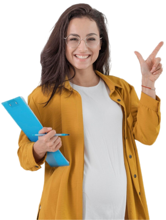 Mladá učitelka ve žlutém tričku držící zápisník.