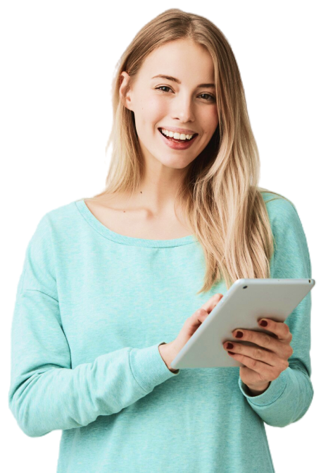 Mujer joven sonriente con un suéter azul claro sosteniendo una tableta.